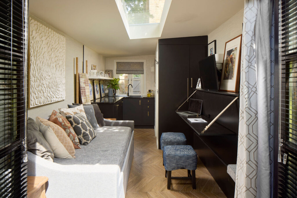 Eltham Park Garden House - desk